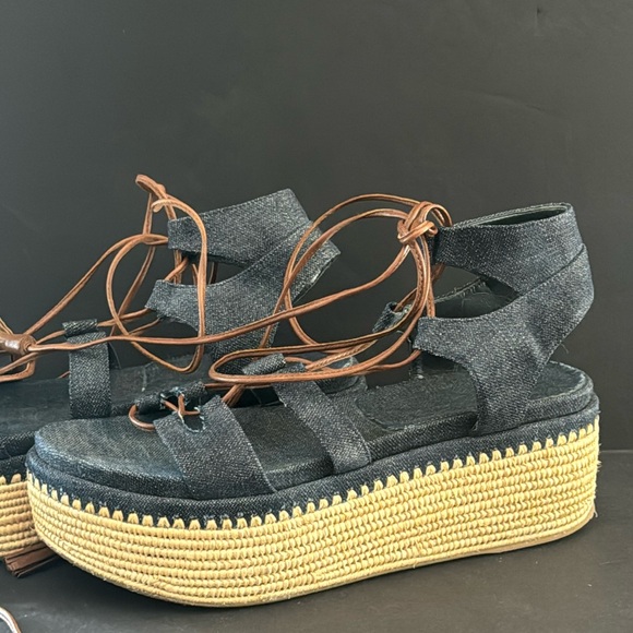 Stuart Weitzman Romanesque Lace-Up Platform Sandal 9 - Picture 6 of 16